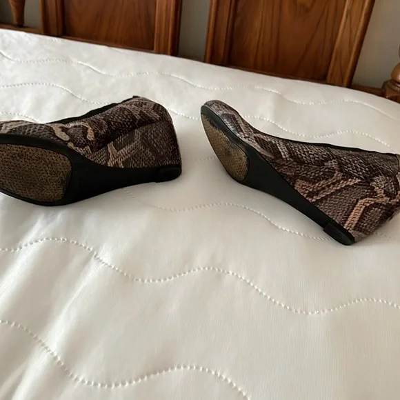 BCBG Paris wedged heel shoes W round toes snake print sz 8 in good condition - Picture 5 of 7